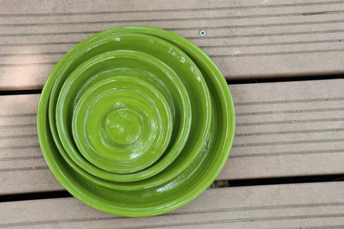 Soucoupe en terre cuite émaillée vert Forêt Les Poteries d’Albi - Ø 28 cm