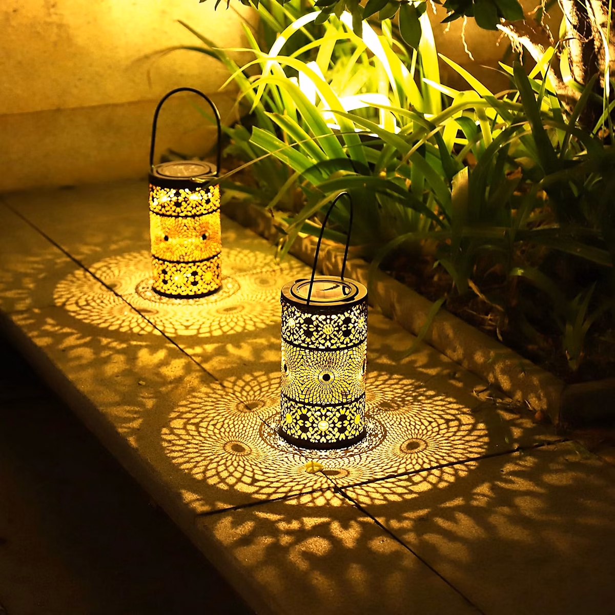 Luminaire et éclairage extérieur – 2 Lanternes Solaires de Jardin en Metal avec Piquets