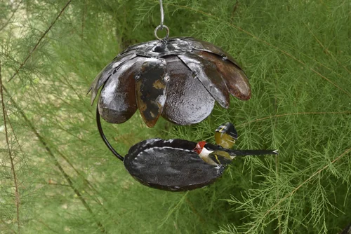 Mangeoire pour oiseau en métal recyclé avec toit fleur et mésange colorée Chouette&Co - 30 cm