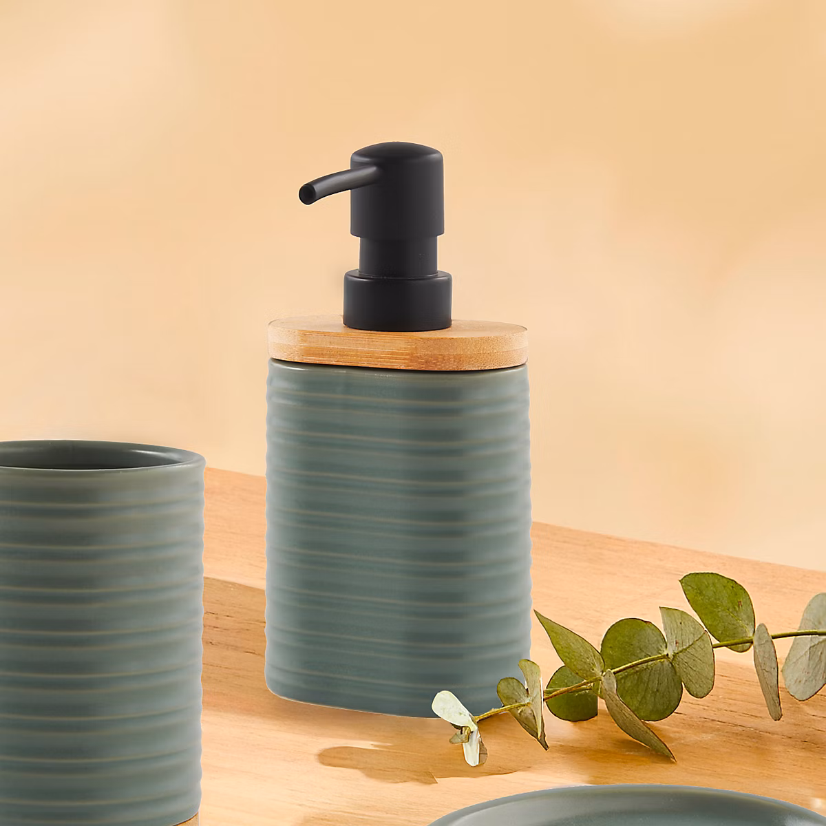 Distributeur de savon en céramique vert sauge et bambou l.5 x H.16 – 2 x P.8 cm | Levasseur Lily