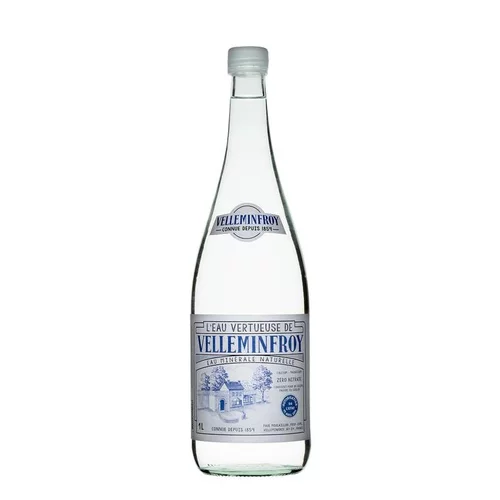 Eau plate Vintage. La bouteille en verre de 1 L
