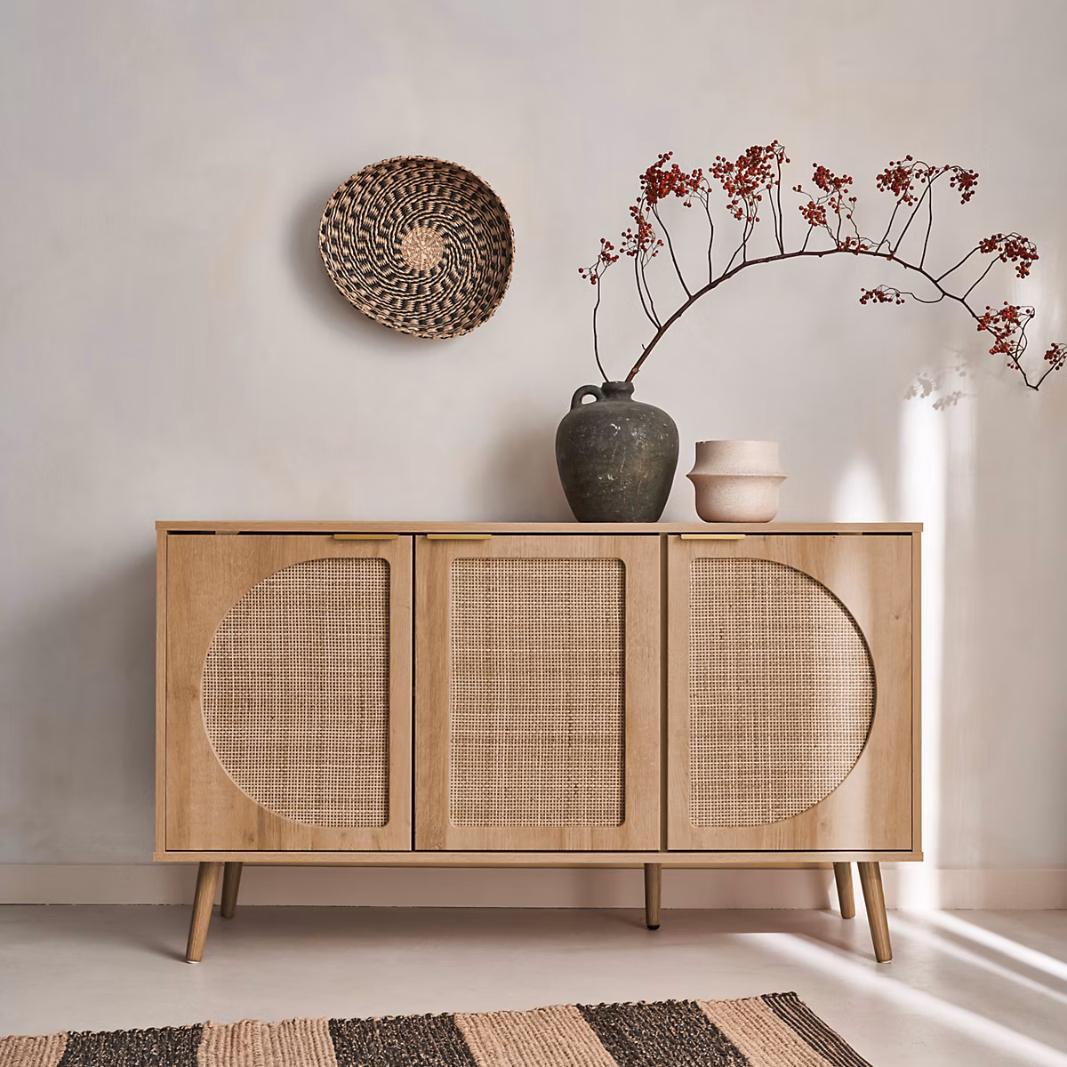 Meuble – Buffet de rangement. Eva. cannage arrondis et décor bois. trois portes. deux niveaux . buffet bas. L 120 x l39 x H70cm