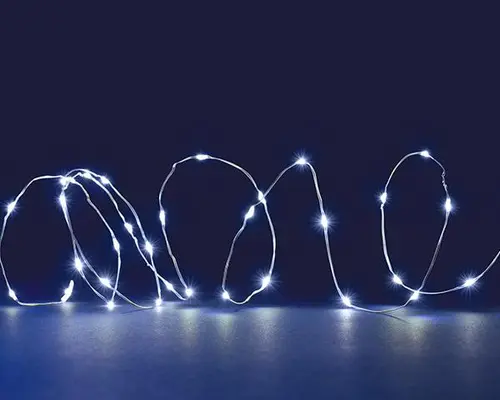 Guirlande lumineuse à 60 micro-LED blanc froid et câble argent sur piles - 6 m