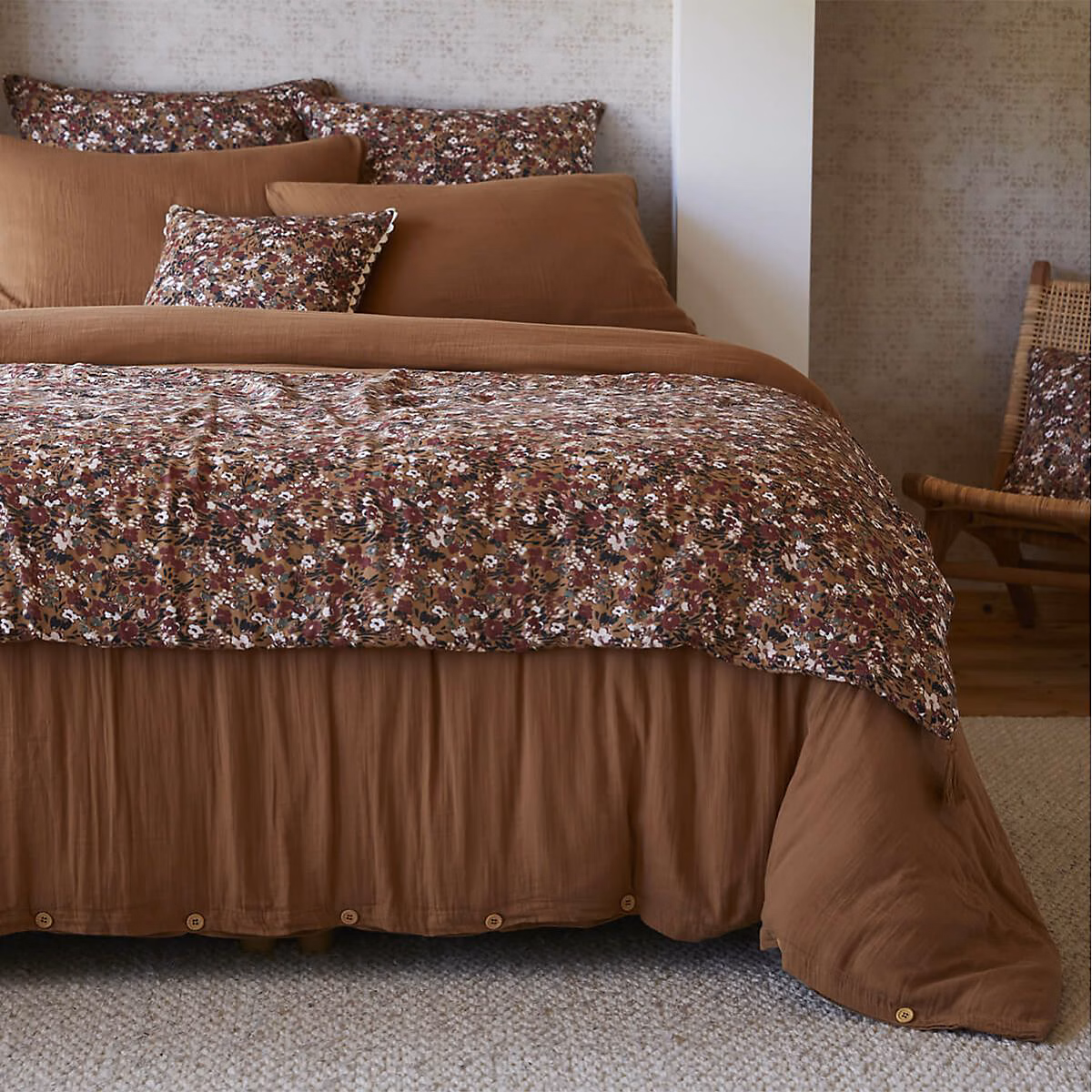 ADONIS – Chemin de Lit 90 × 200cm Gaze de Coton Brun Imprimé Fleur Détail 4 Pompons
